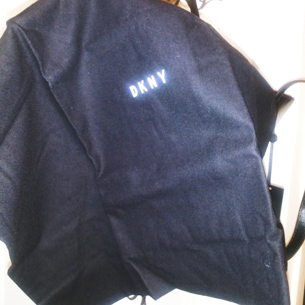 DKNY - Picture 4 of 6